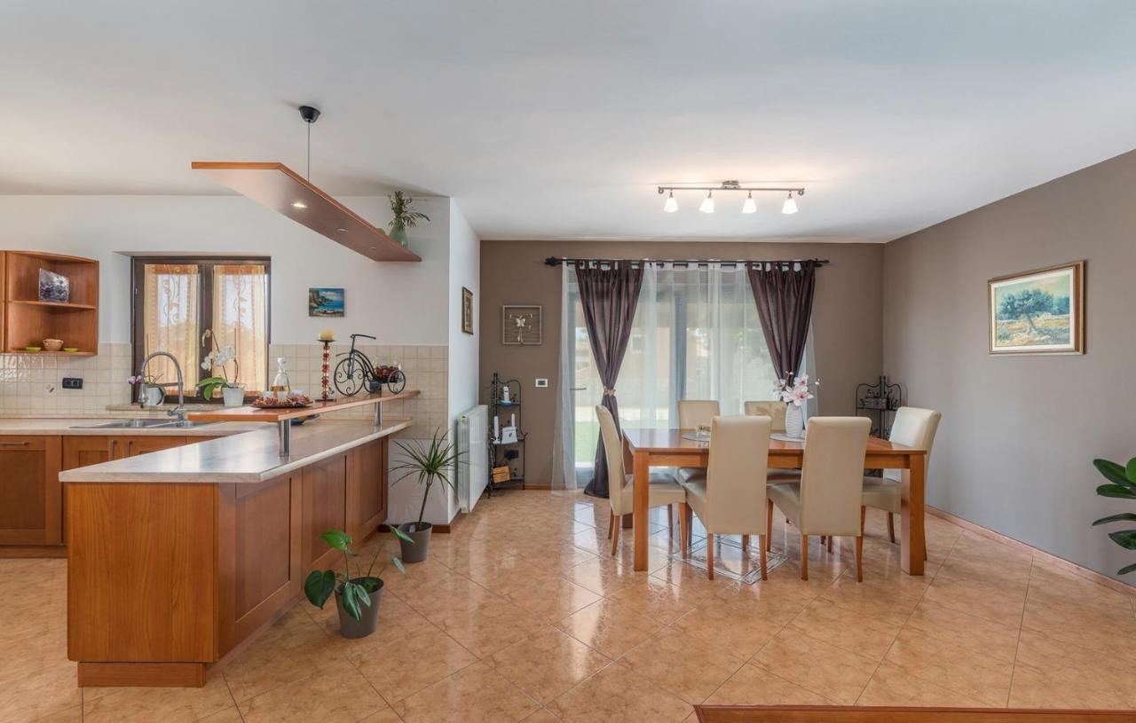 Holiday House Vita Tinjan Kültér fotó